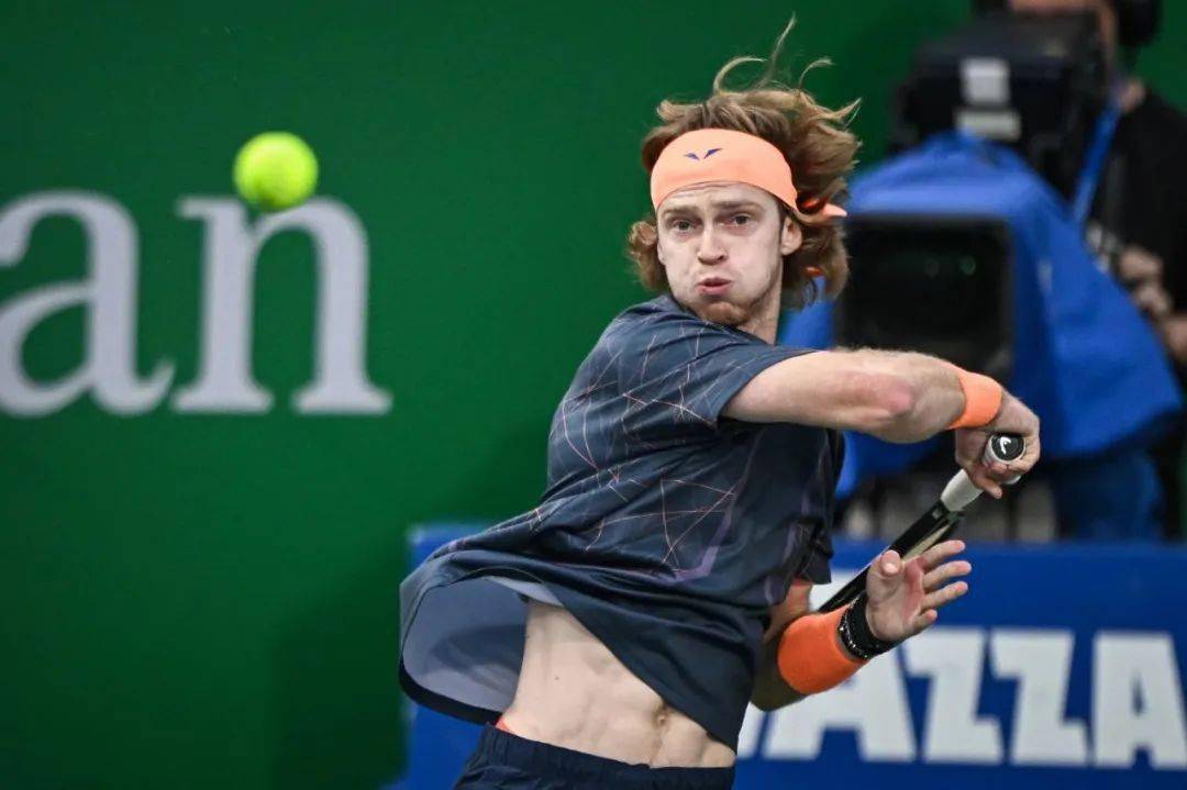 射击大师赛上演强强对话，荆楚霹雳队翻盘关东天虎队，战术调整见效；禁区内连续解围(再添几句闲话的闲话乘便妄想解围)-球速体育在线观看