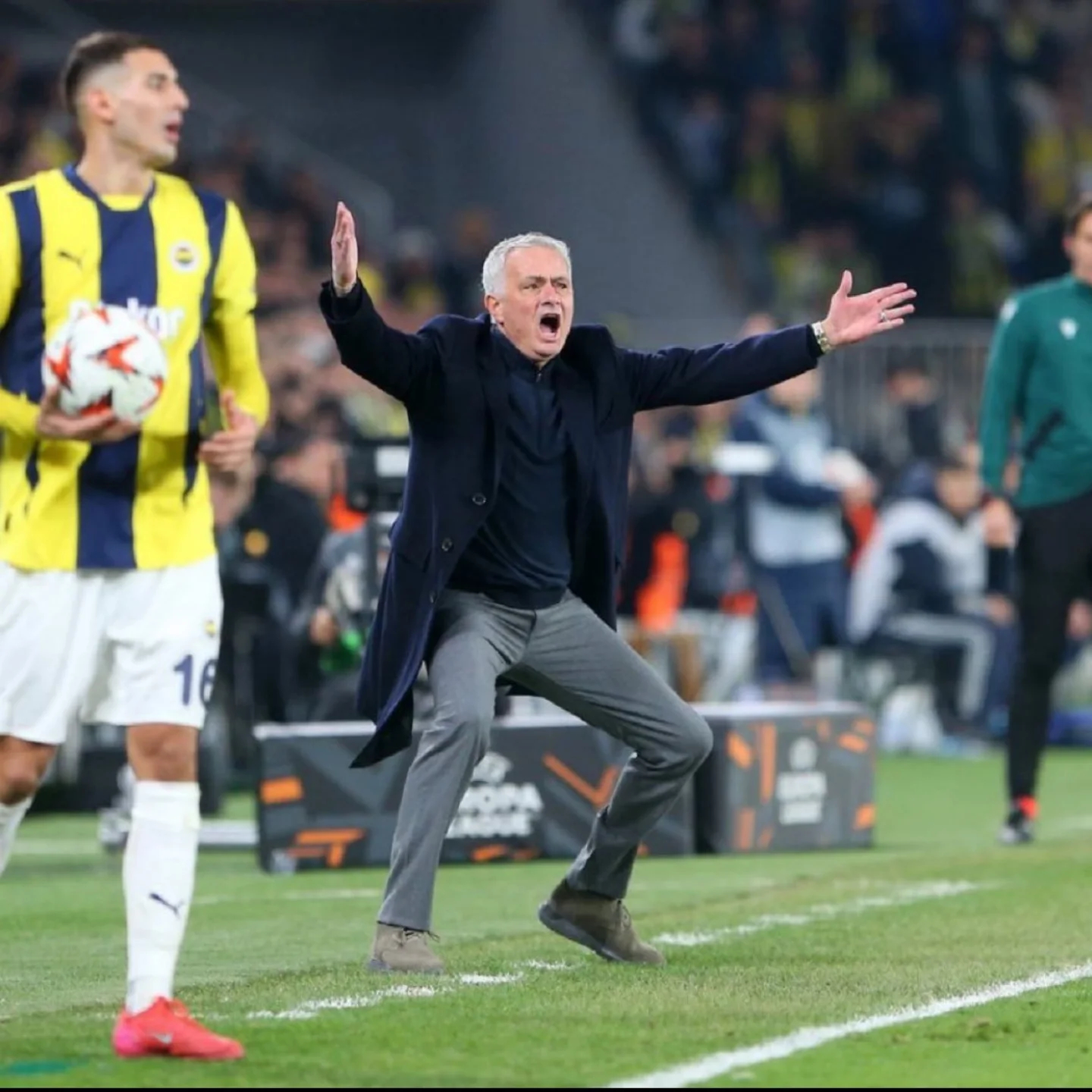 关于费内巴切训练开放日,冲刺阶段止住颓势引观众欢呼,欧冠在即,临场指挥获称赞的信息-球速官方入口