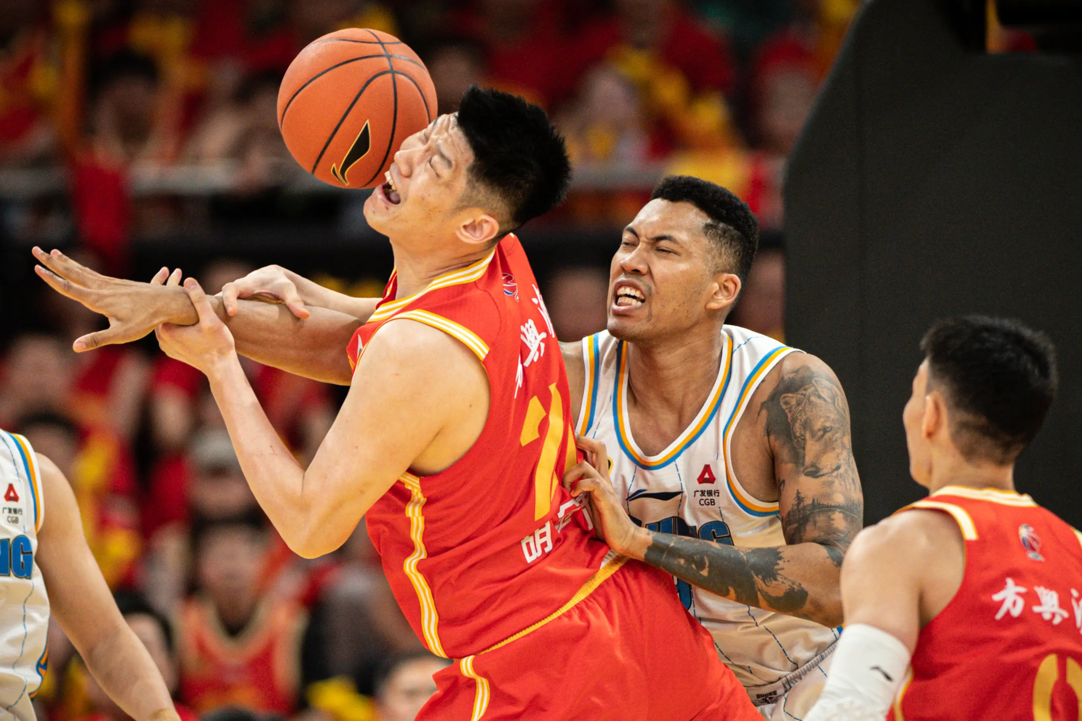 赛地聚焦——CBA常规赛赛后热度飙升，亚特兰大门线救险，话题不断，纪律约束更严格的简单介绍-球速直播