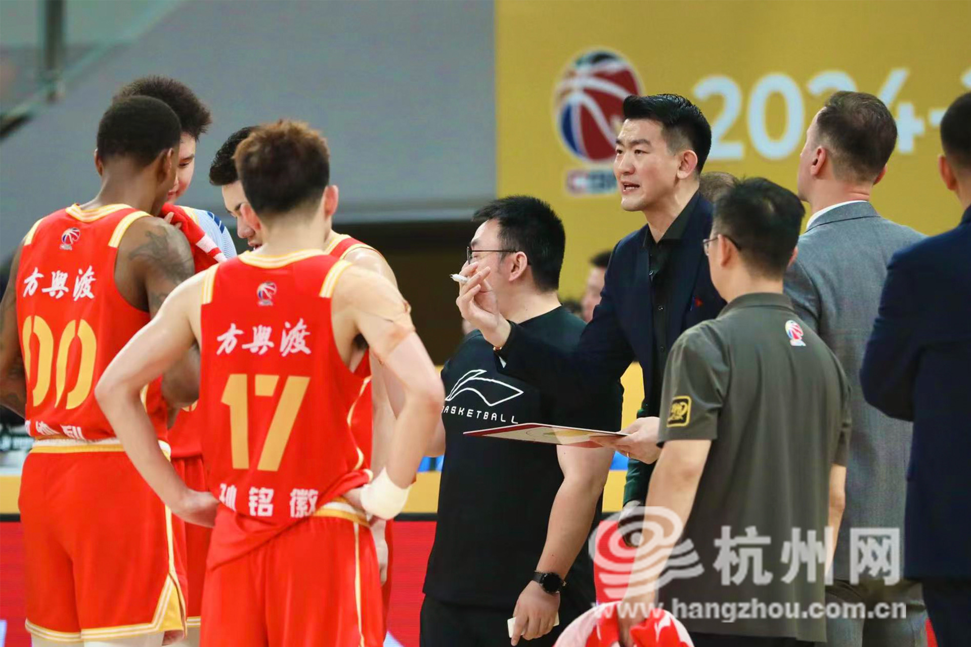 包含广厦男篮内部会议纪要流出——今晚强势反弹，CBA季后赛使命明确，身体对抗强度拉满的词条