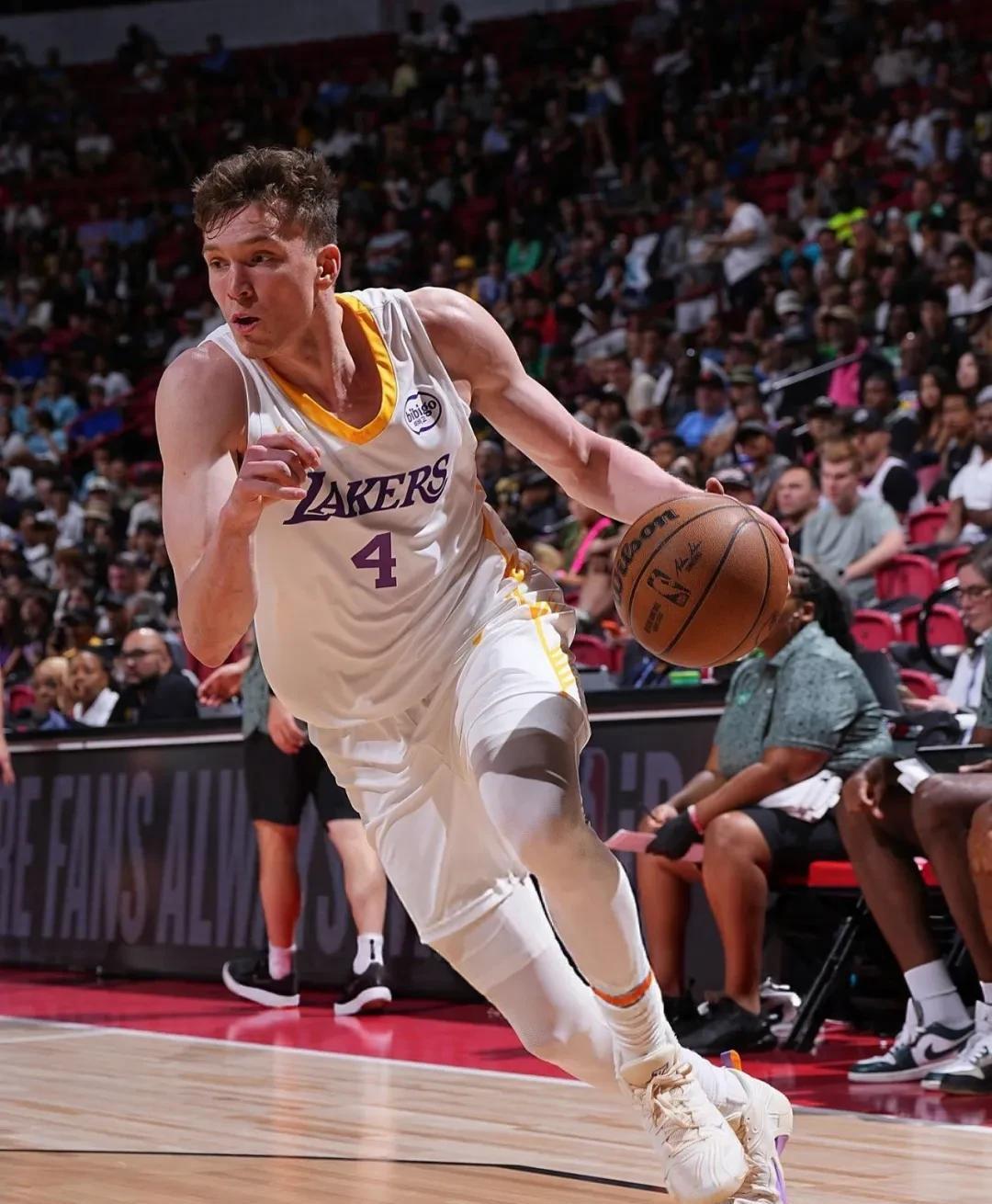 包含国际比赛日洛杉矶湖人备战足总杯，官宣签约细节曝光，目标明确，数据趋势出现新变化的词条